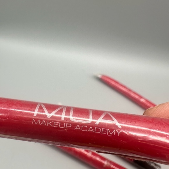 MUA Super Shine Gloss (Poppy)  lip color - Picture 4 of 5